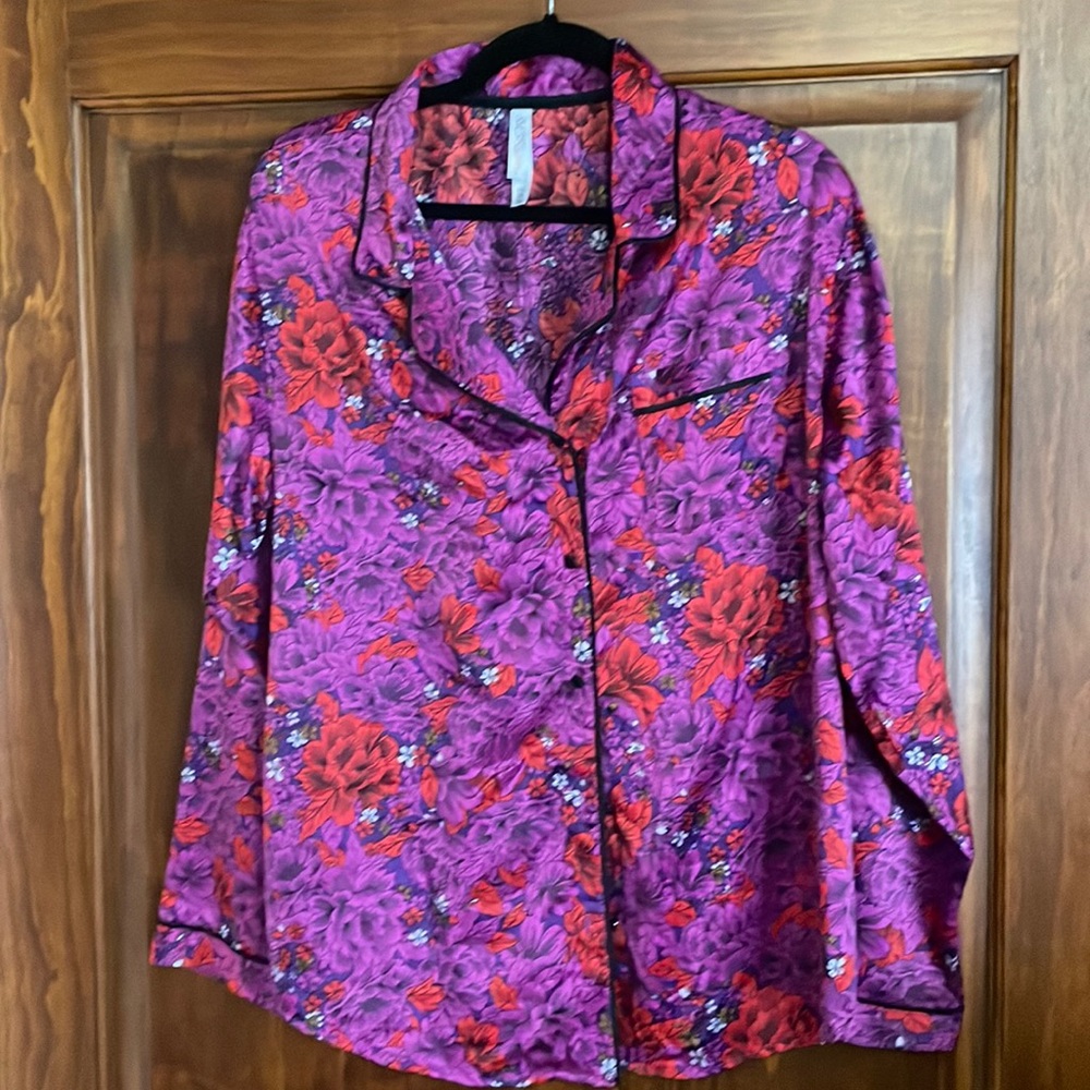 Gillian & O’Malley satin pajama set. Size XXL